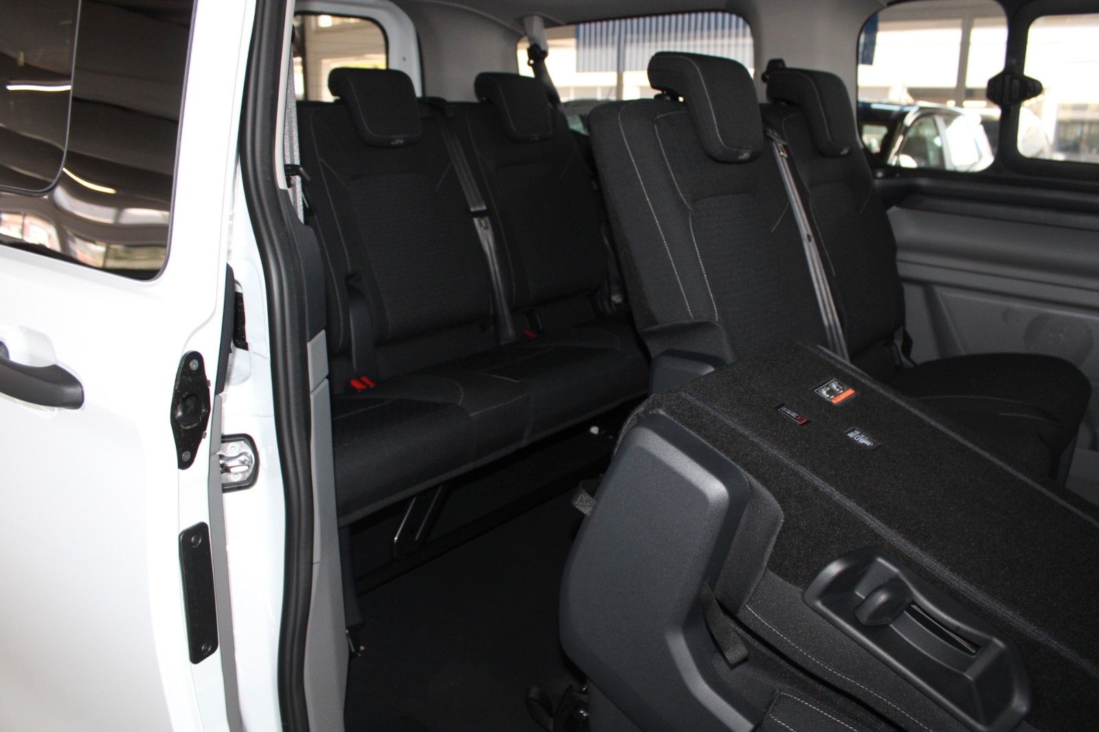 Fahrzeugabbildung Ford E-Transit Custom L1 TREND 9-Sitze AHK NAVI GJR