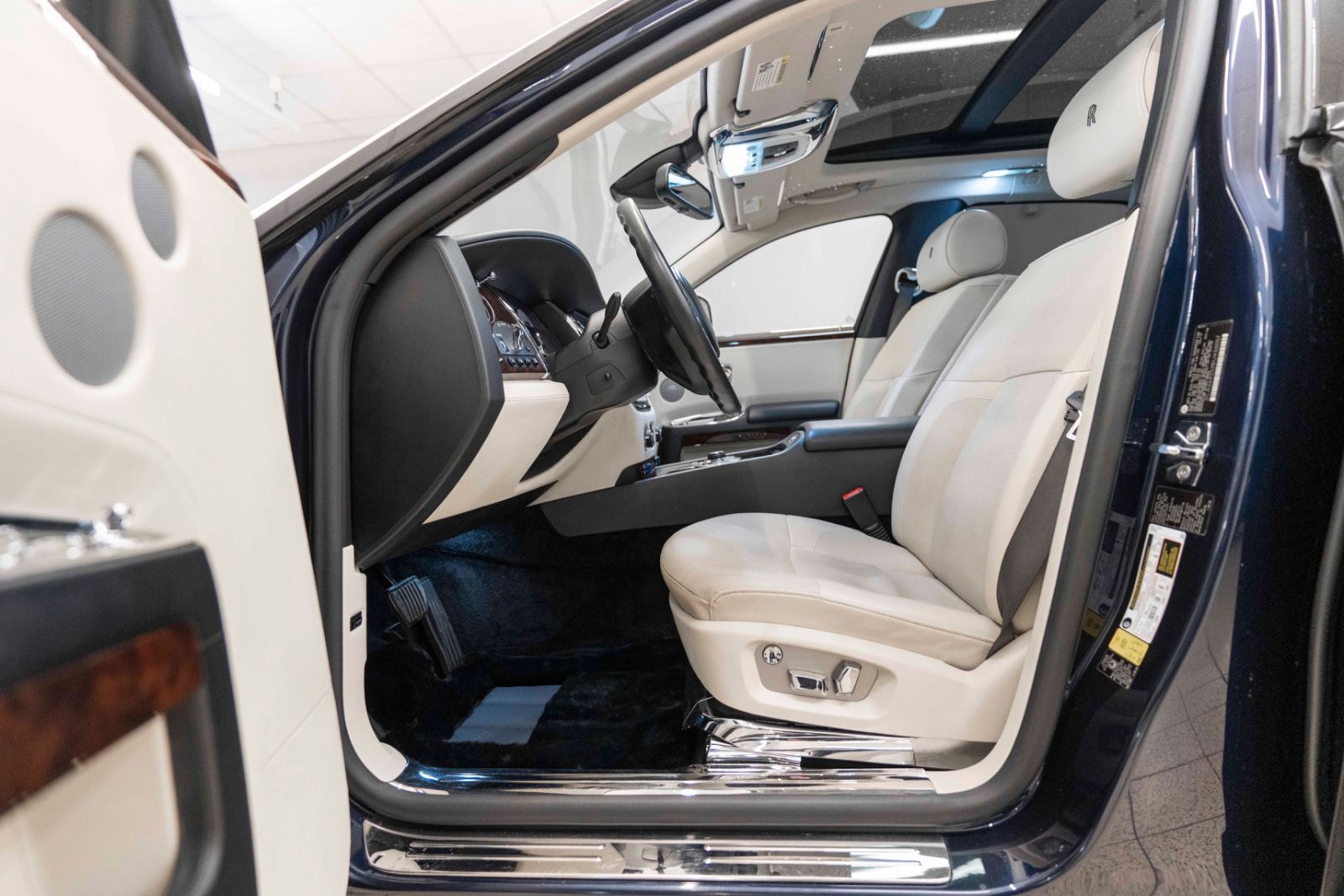Fahrzeugabbildung Rolls-Royce Ghost V12 TWO TONE FACELIFT STERNHIMMEL KÜHLBOX