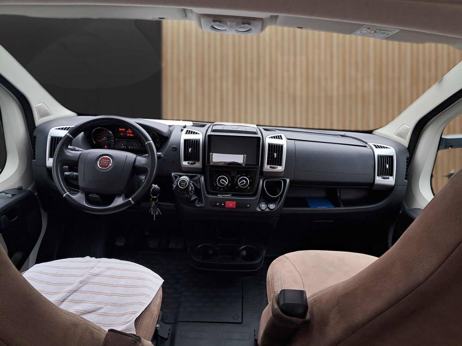 Fahrzeugabbildung Carado T 449 Markise,Sat,Solar,TV,AHK,Allwetterreifen