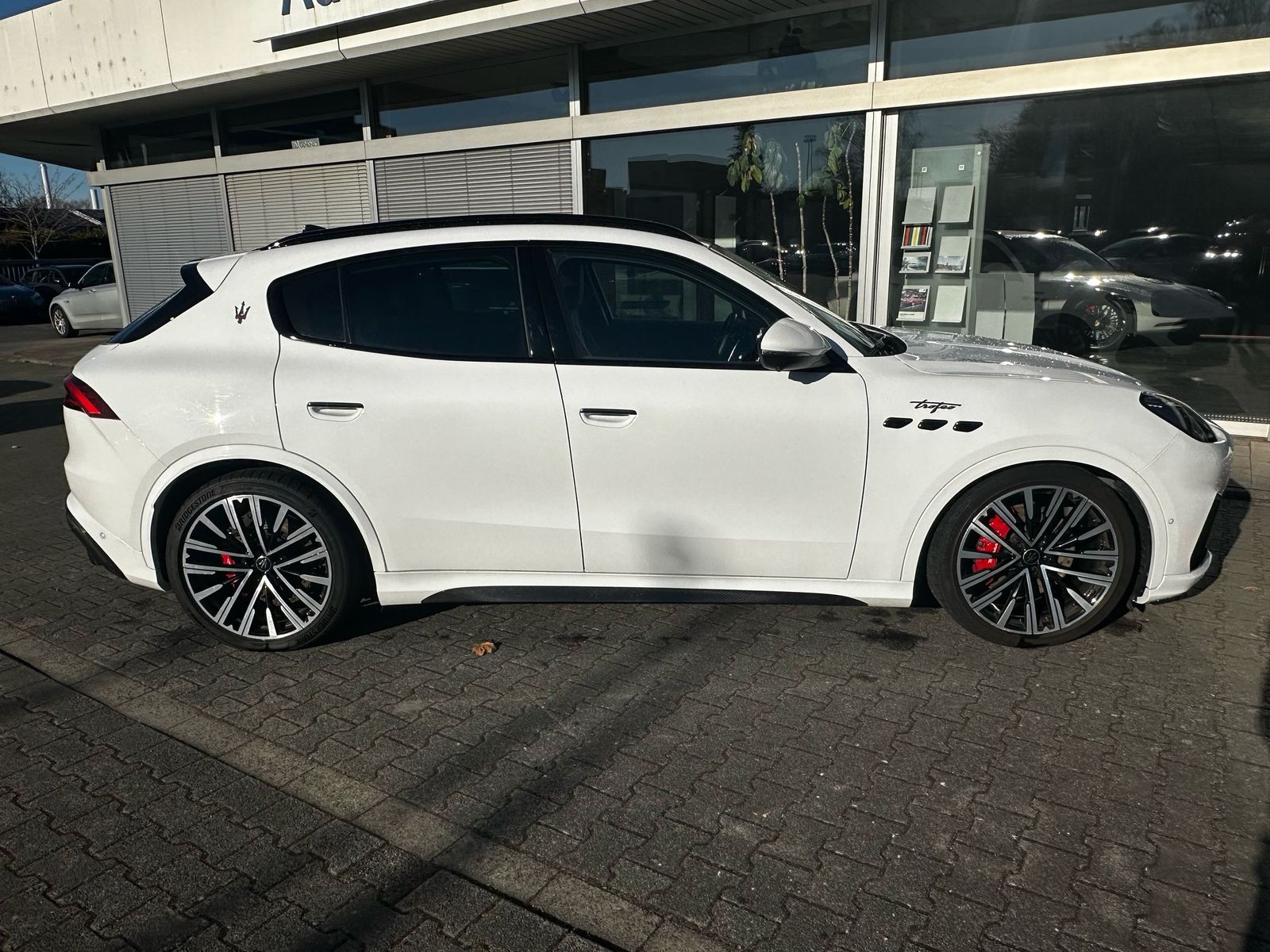 Fahrzeugabbildung Maserati Grecale Trofeo 3.0 V6 4WD PANO+CARB+360+VOLL+21"
