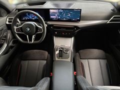 Fahrzeugabbildung BMW 320d Touring Sportautomatic -- AHK/Pano/HeadUp