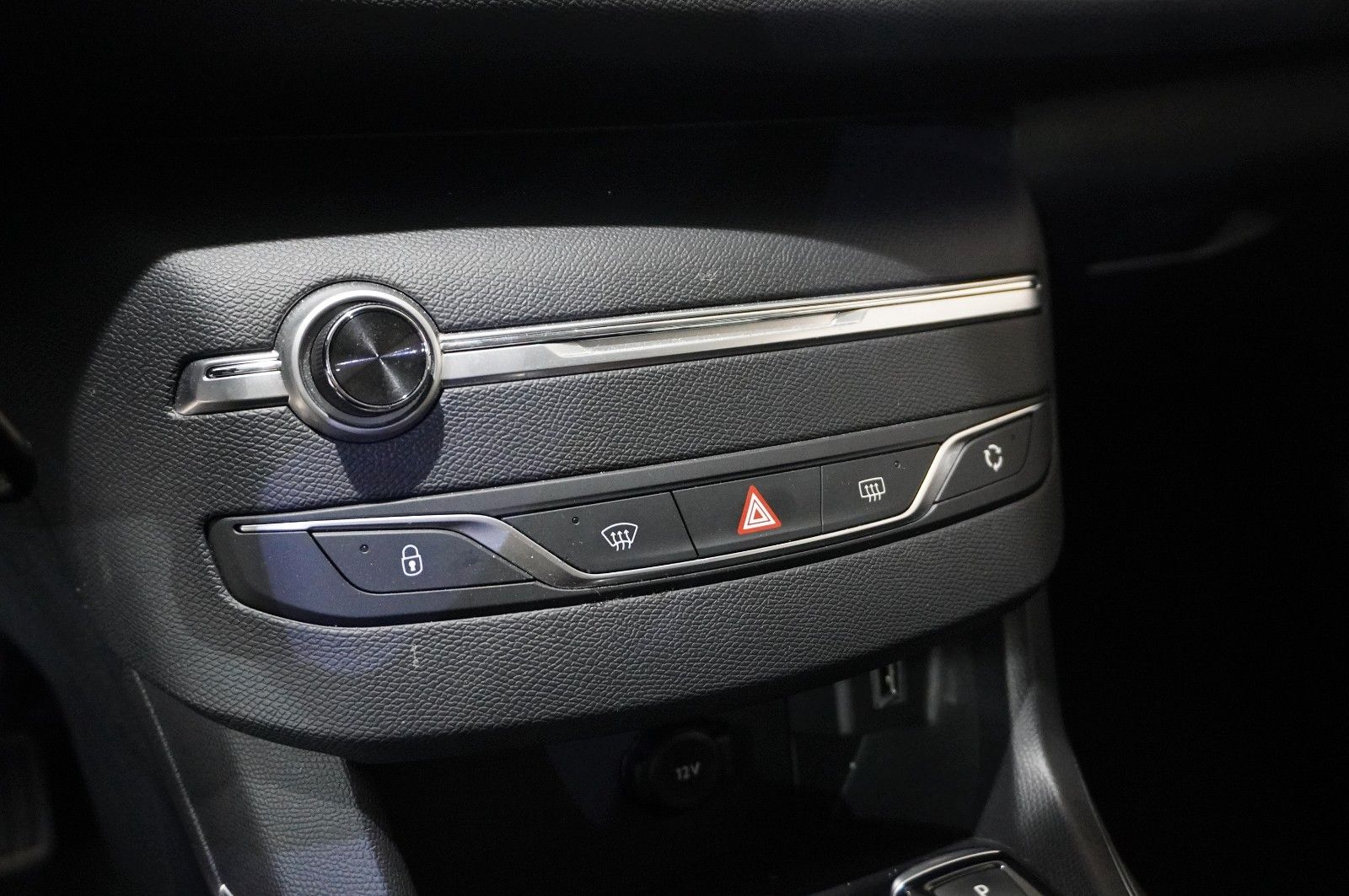 Fahrzeugabbildung Peugeot 308 LIM. 1.2T ACTIVE PACK NAVI/LED/TEMP./DAB+