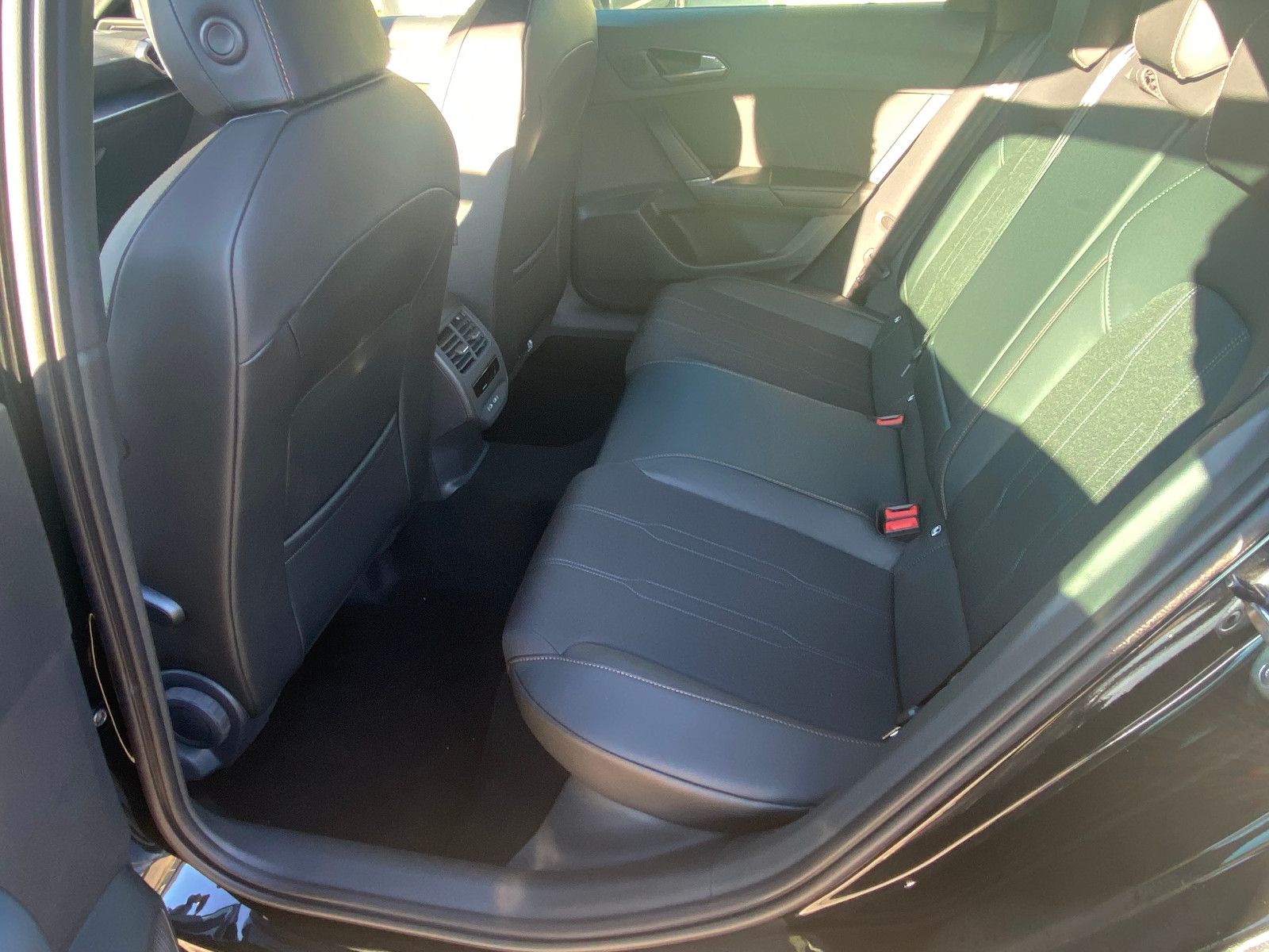 Fahrzeugabbildung CUPRA Leon Sportstourer 1.5 eTSI 110 kW DSG *AHZV-Vorb