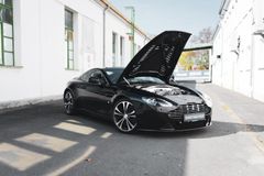 Fahrzeugabbildung Aston Martin V12 Vantage Carbon Black Edition *MwSt / Manual*