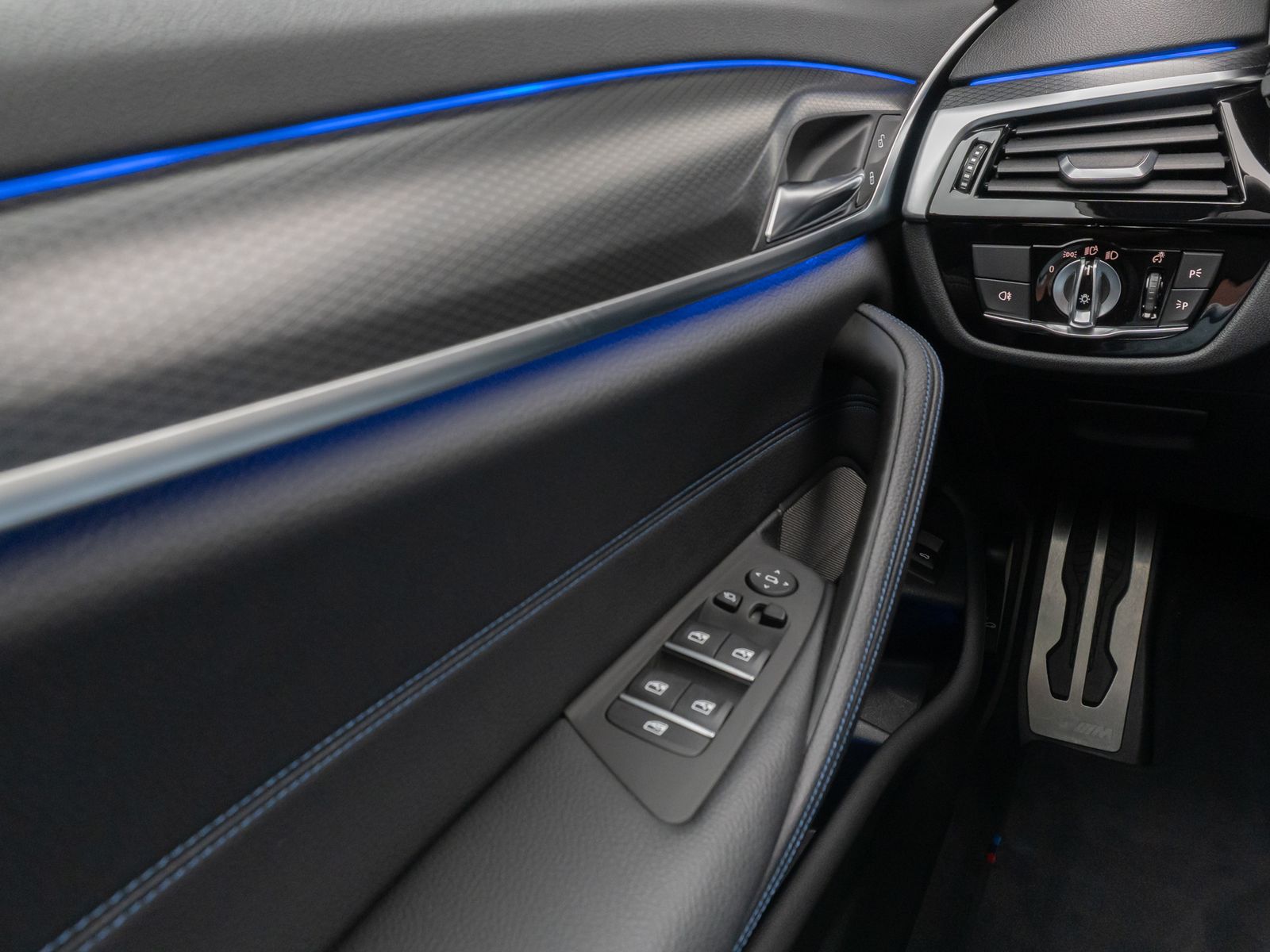 Fahrzeugabbildung BMW 540i xD M Sport Panorama DAB H/K DispKey 19Zoll