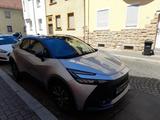 Toyota C-HR 2.0-l-VVT-i Hybrid Team Deutschland Tea... - gebrauchte Toyota C-HR aus dem Jahr 2024