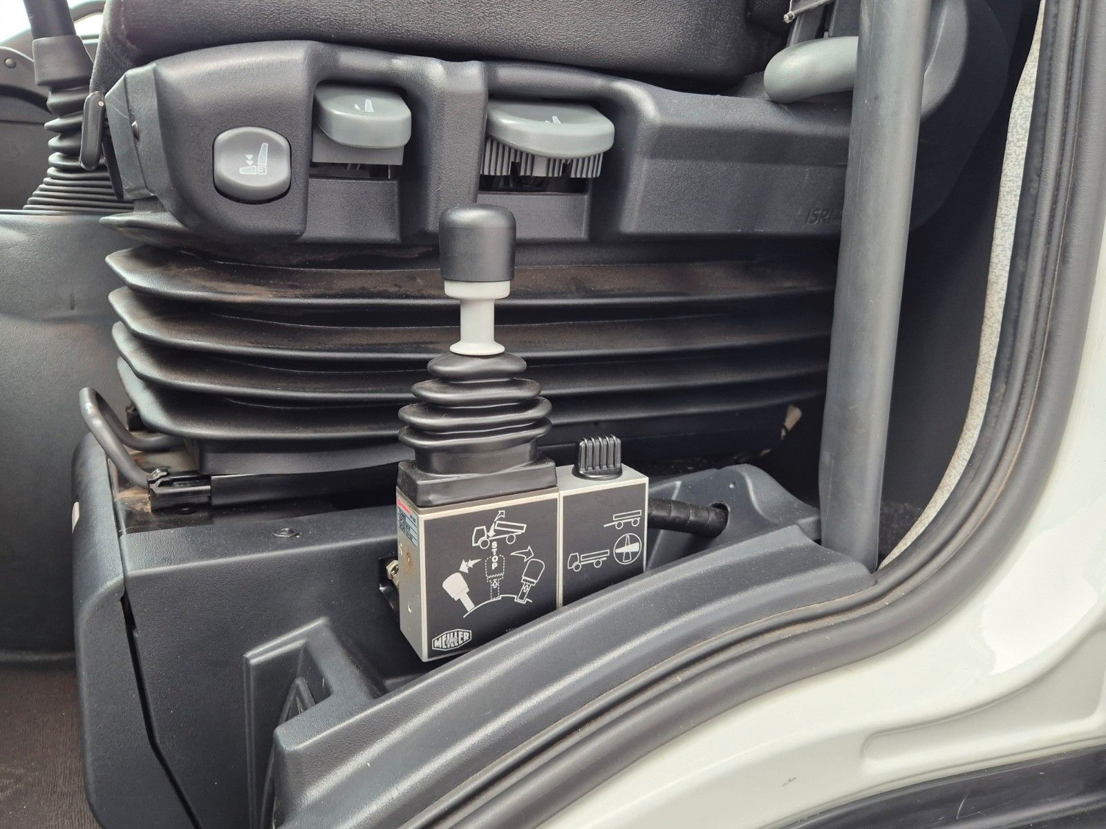 Fahrzeugabbildung Iveco Trakker AT260T41W 6x6 Meiller AHK