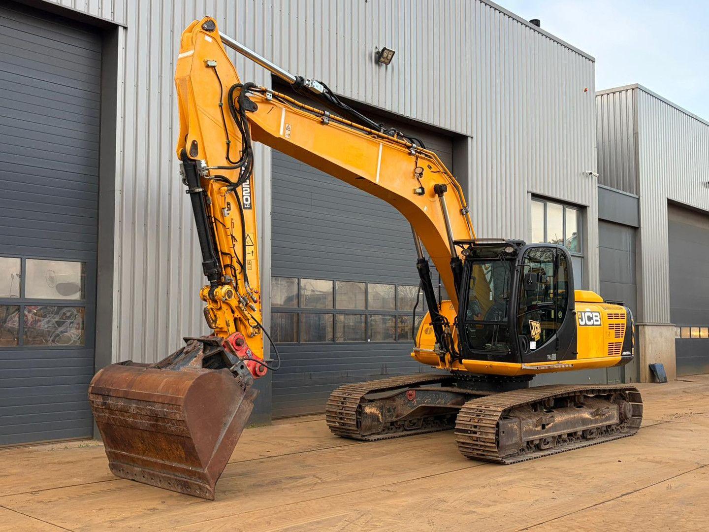 JCB JS220