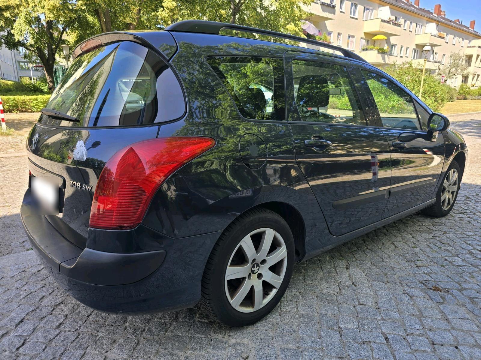 Peugeot 308 2011 — interior