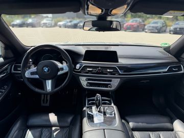 BMW 750 - 12