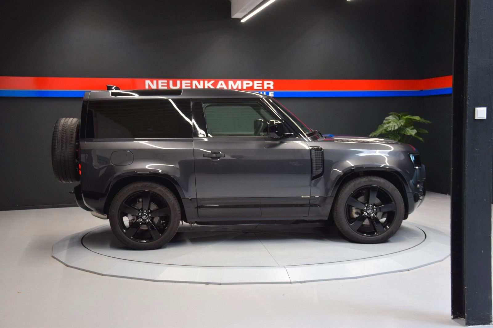 Fahrzeugabbildung Land Rover Defender 90 X-Dynamic HSE Black Pano HuD 360°