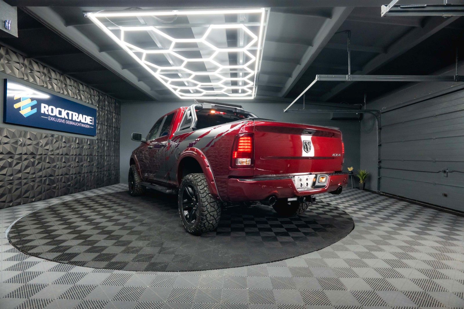 Fahrzeugabbildung Dodge RAM 5.7 V8 HEMI 4x4 OFFROAD Night-Paket LONG 19%