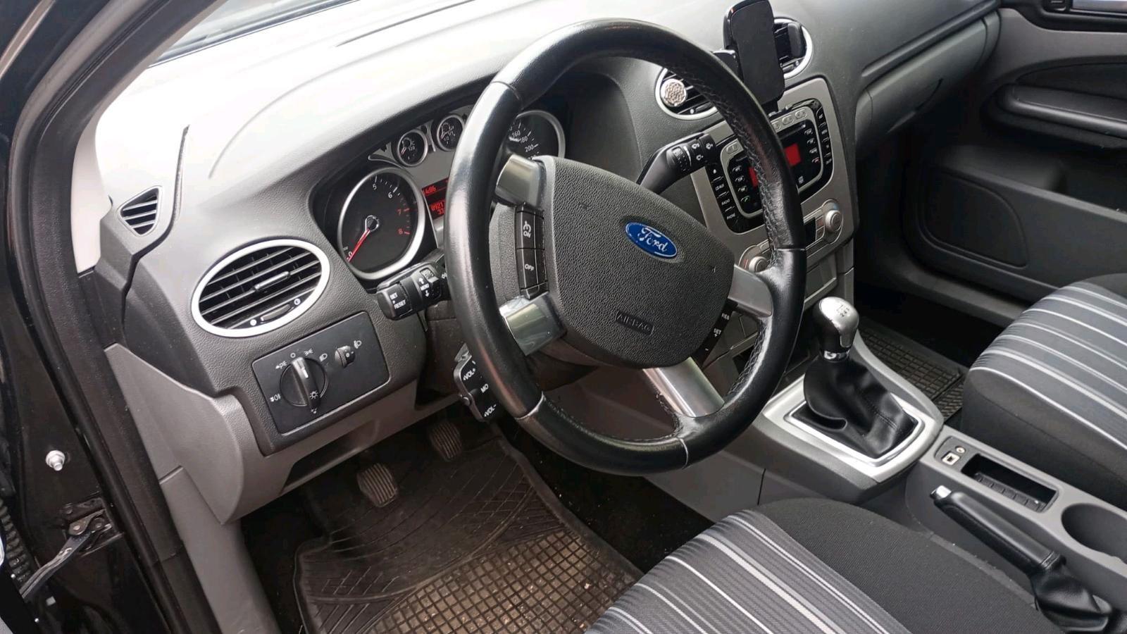 Ford Focus 2010 — фото 8