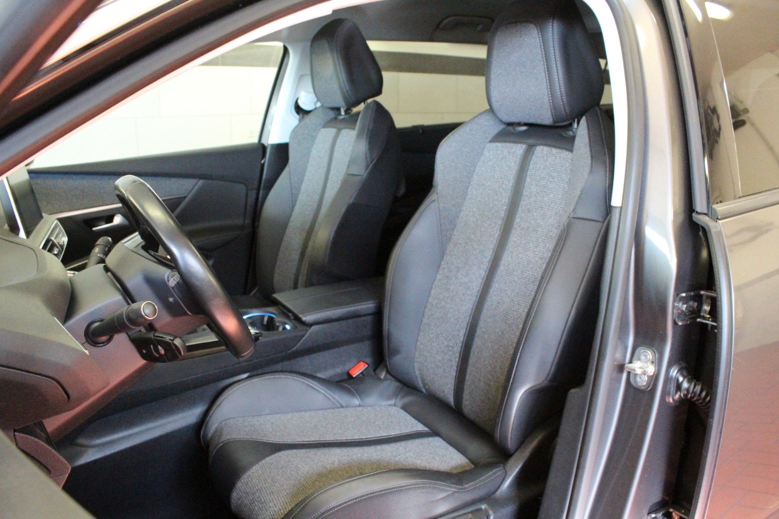 Fahrzeugabbildung Peugeot 5008 Allure 2.0 Blue HDi 150  7 Sitzer