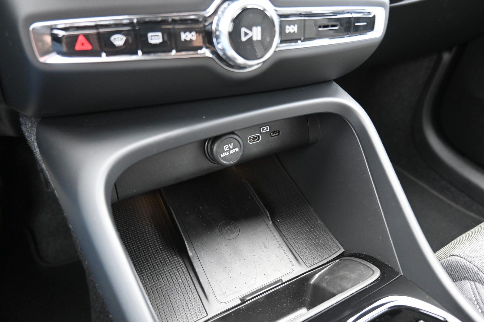 Fahrzeugabbildung Volvo XC40 B3 DKG Plus Dark*STDHZG*360°*H&K*ACC