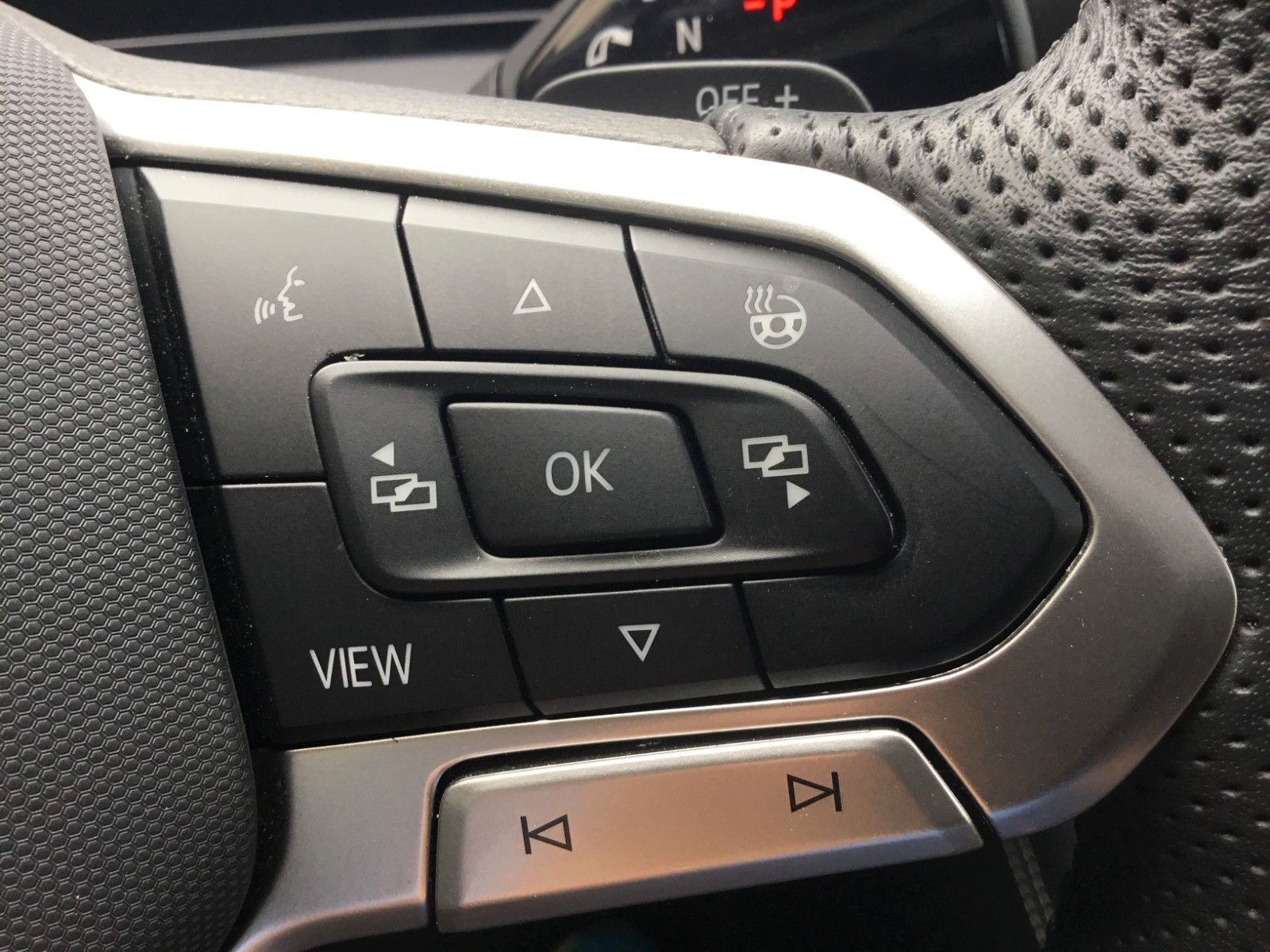 Fahrzeugabbildung Volkswagen Tiguan 2.0 TDI DSG 4M R-Line+AHK+20"+Matrix+Pano
