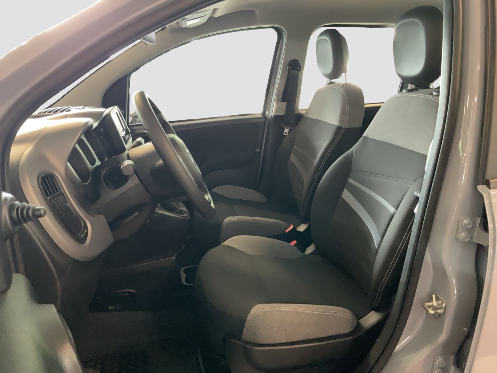 Fahrzeugabbildung Fiat Panda 1,0 Hybrid  Allwetterreifen/Klima/DAB