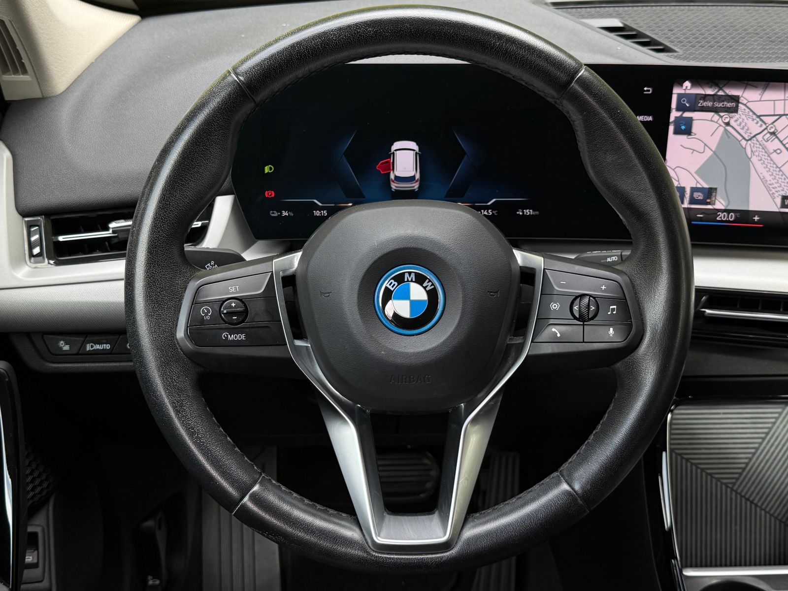 Fahrzeugabbildung BMW iX1 30 xDrive 64 kWh SHADOW+LIFE+SHZ+KAM+LEDER+M