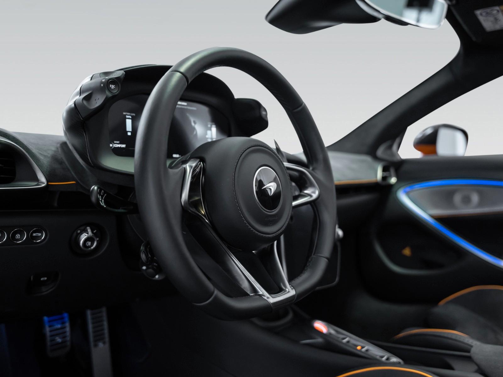 McLaren Artura Spider | Electrochromic Roof | B&W Audio