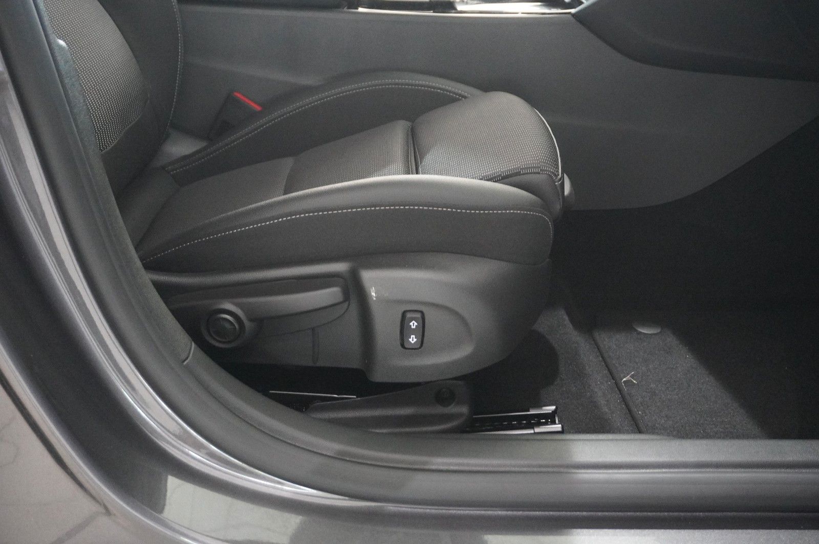 Fahrzeugabbildung Opel Insignia B ST 2.0D BUSINESS NAVI/LED/KAMERA/HUD