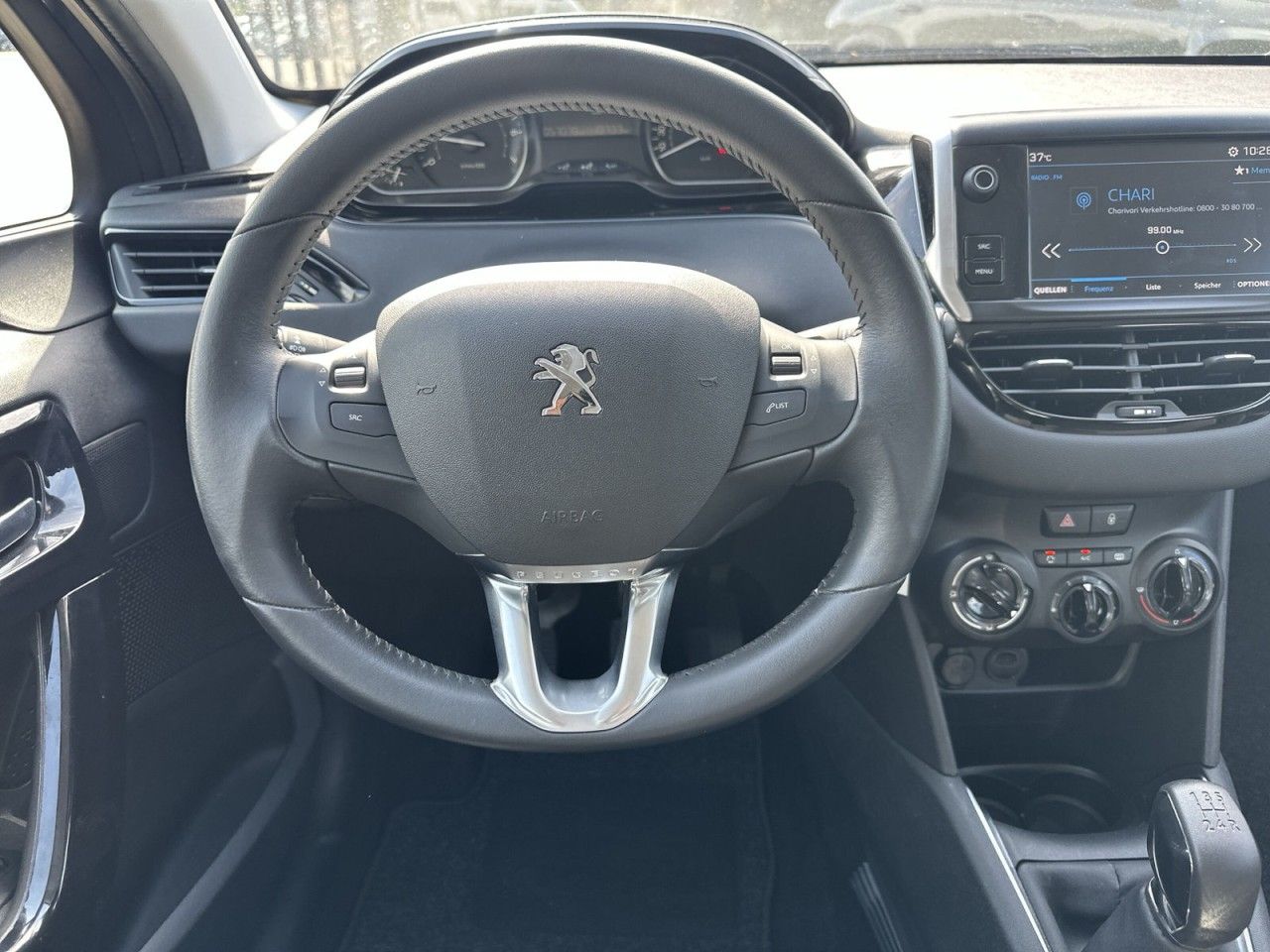 Fahrzeugabbildung Peugeot 208 PureTech 82 1.2*2Hnd-PDC-E6* - mit KI generiert/bearbeitet