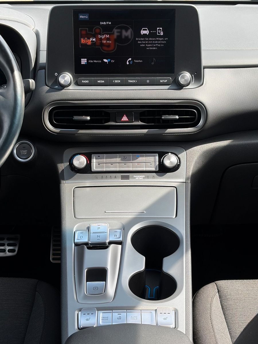 Fahrzeugabbildung Hyundai KONA E Select ACC PDC CAM SHZ LHZ LKA CarPlay