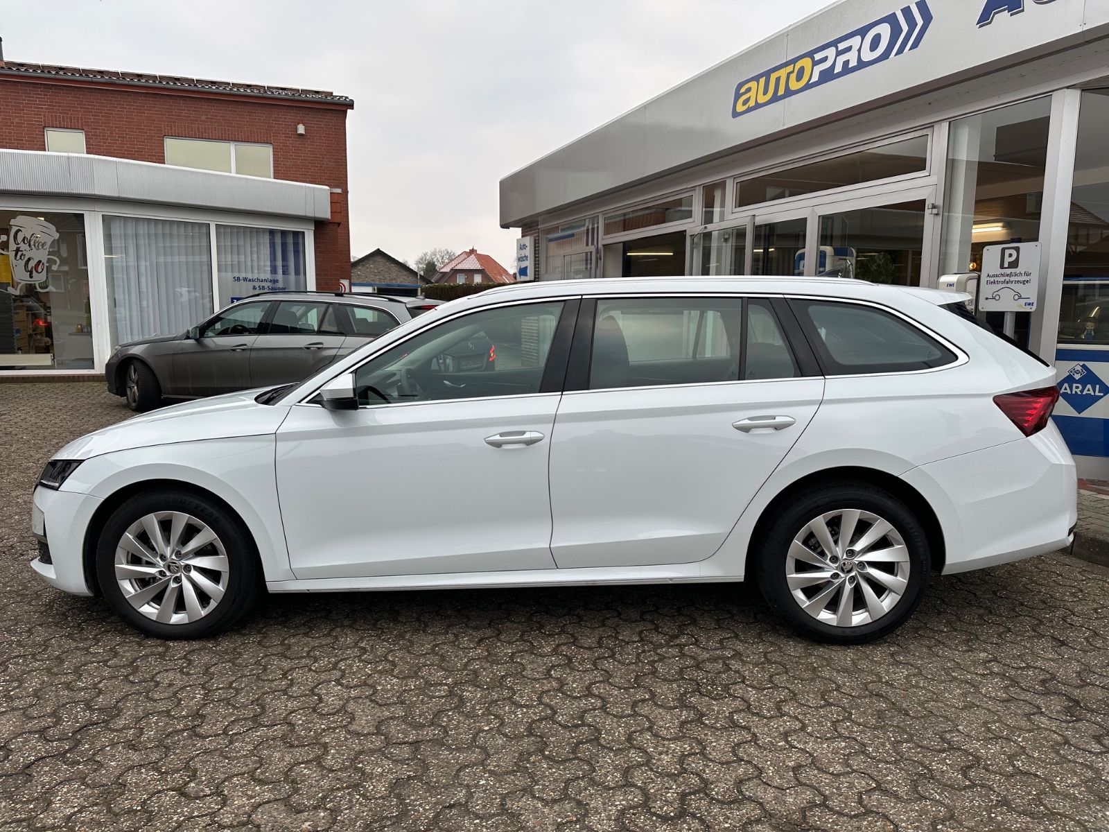 Fahrzeugabbildung SKODA Octavia Combi 1.5 TSI Selection DSG AHK/ACC/LED