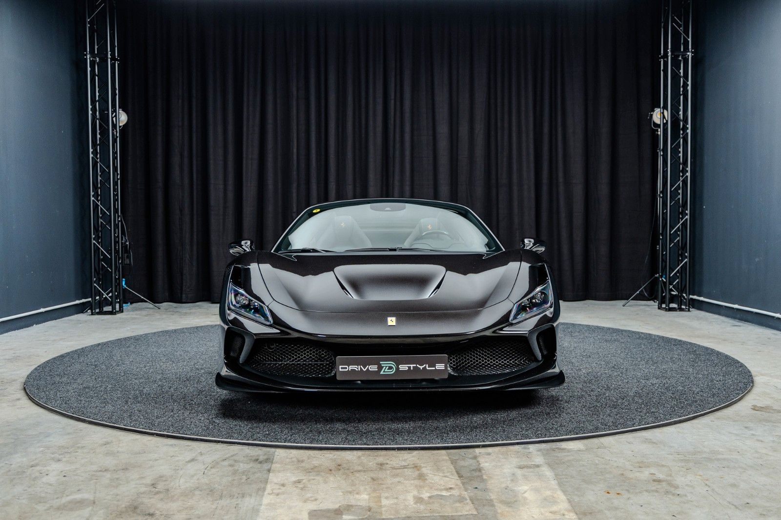 Fahrzeugabbildung Ferrari F8 Spider + Nero Daytona + Carbon + Lift + Garan