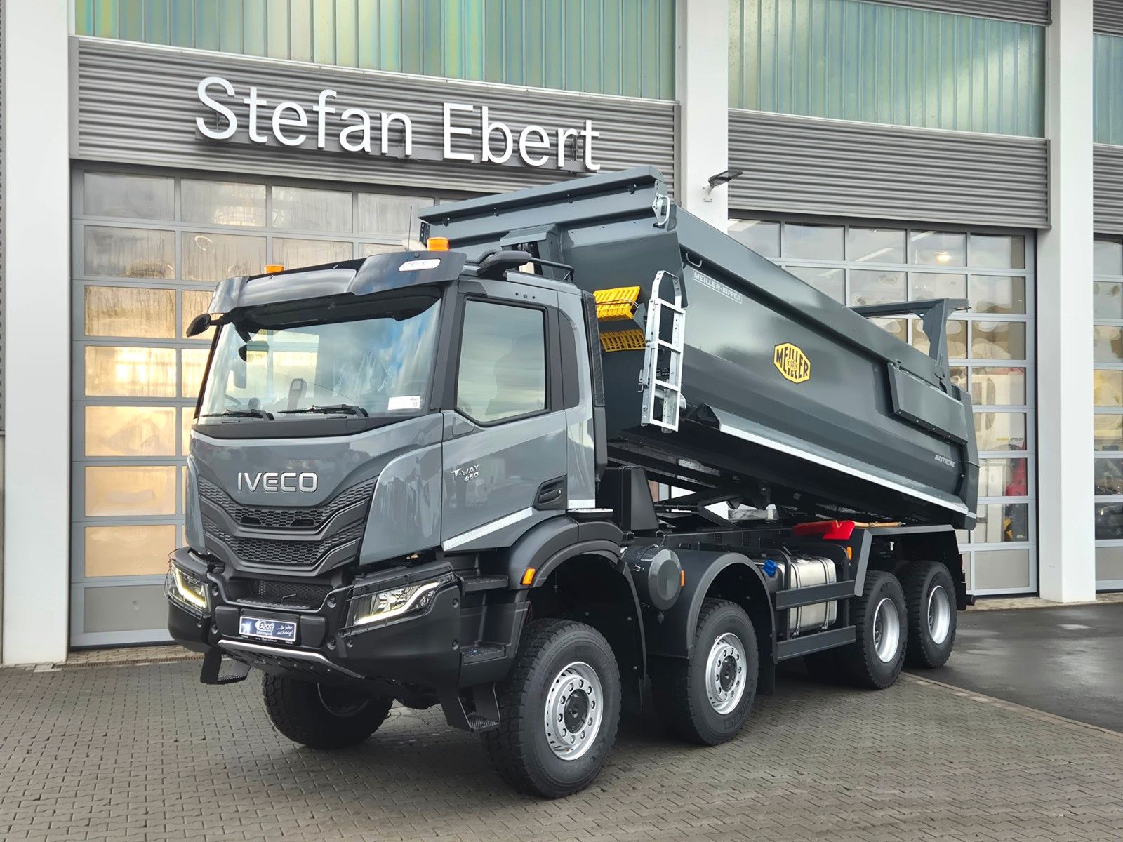 Fahrzeugabbildung Iveco AD410T46W 8x8 Hinterkipper Hydr. Klappe