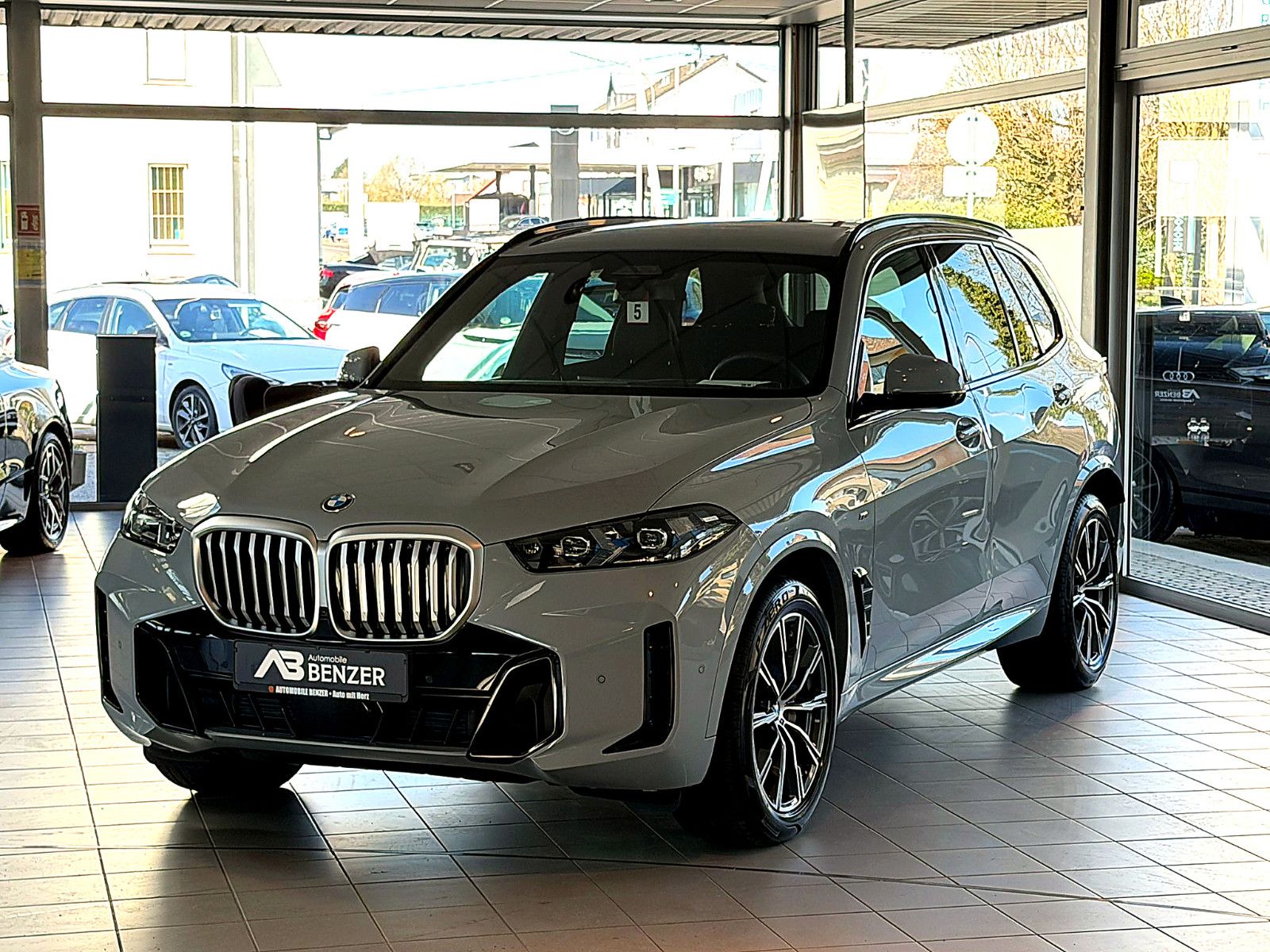 Fahrzeugabbildung BMW X5 30 d xDrive M Sport/HEAD-UP/360°/SOUND/AMBIEN