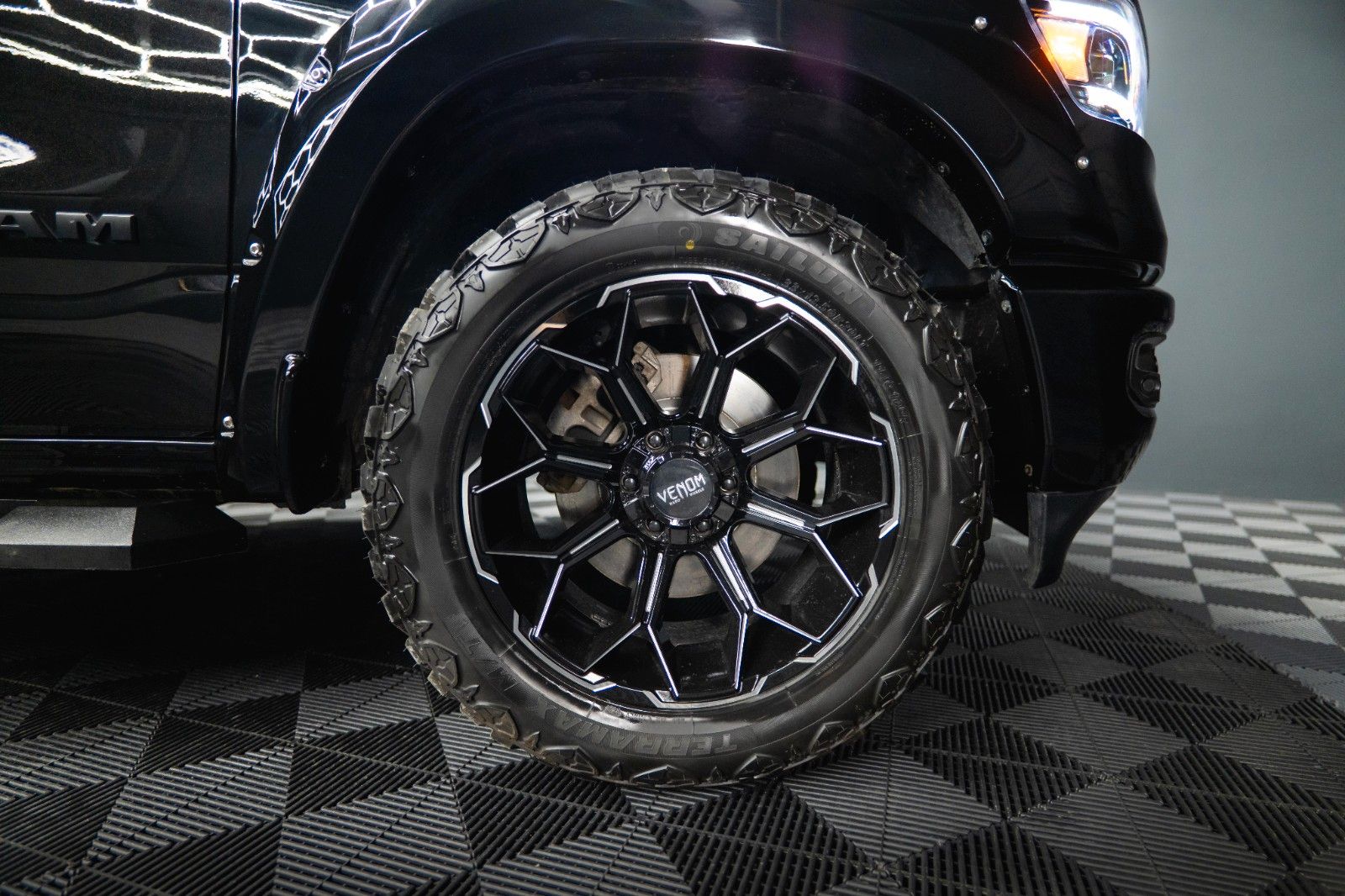 Fahrzeugabbildung Dodge RAM 5.7 V8 HEMI 4x4 Night LARAMIE LONGBED 19%