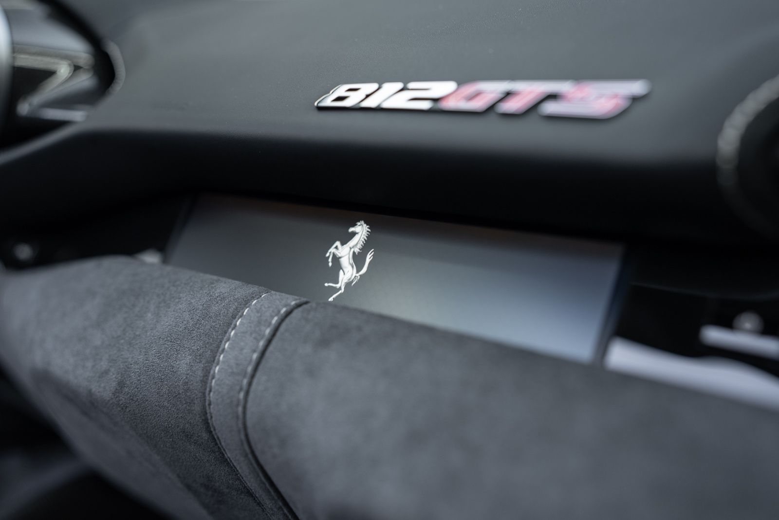 Fahrzeugabbildung Ferrari 812 GTS TAILOR MADE/CARBON/LIFT/STRIPE/TOP