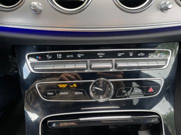 Fahrzeugabbildung Mercedes-Benz E 220d T 4Matic AMG*Standheizung*AmbientLight*