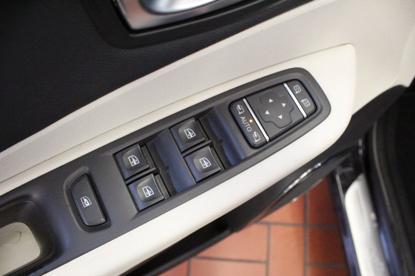 Fahrzeugabbildung Renault Captur TCe 120 EDC *Initiale Navi*Automatik*