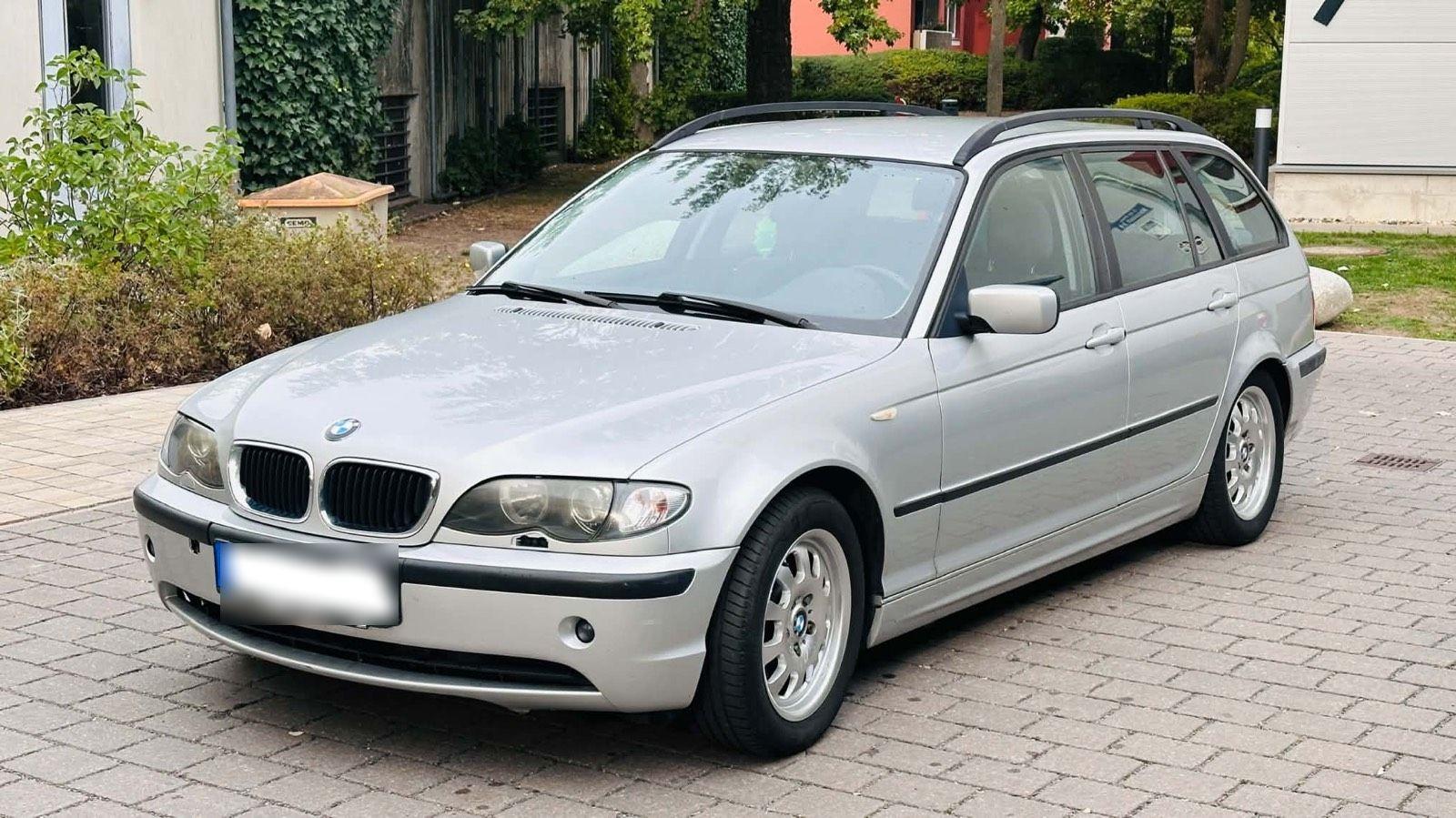 BMW 320 2004 — rear view