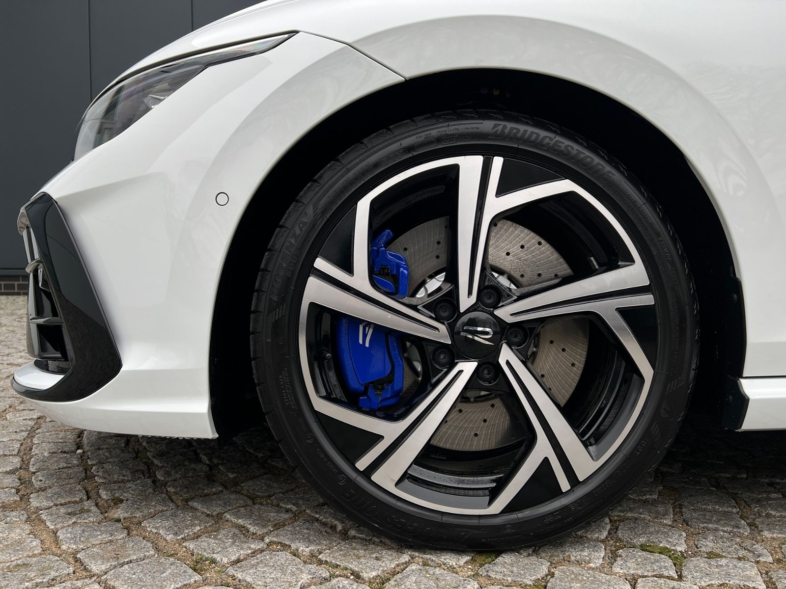 Fahrzeugabbildung Volkswagen Golf VIII R 2.0 TSI DSG 4MOTION *IQ.Light, Black