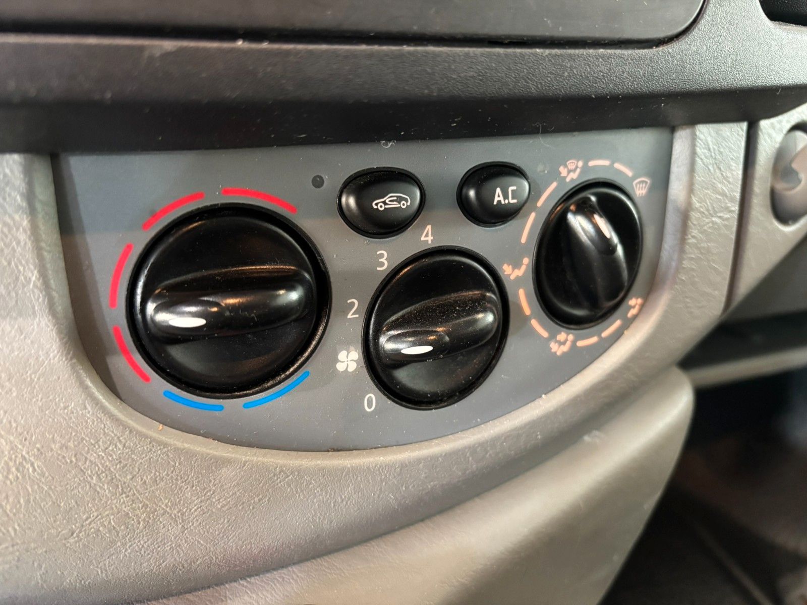 Fahrzeugabbildung Opel Vivaro 2.0D Kombi L1H1 9-SITZE/KLIMA/ALU/SolarPr