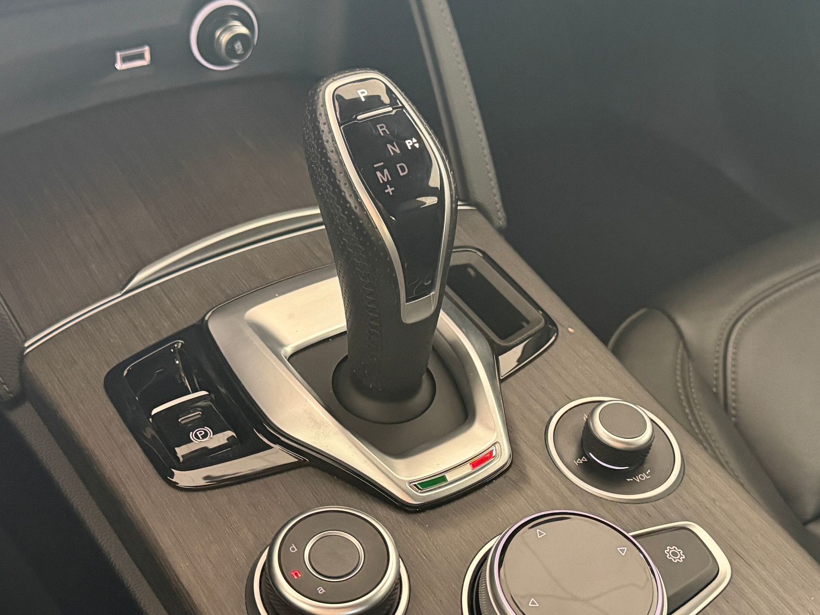 Fahrzeugabbildung Alfa Romeo Stelvio Ti Q4/MEMORY/NAVI/KAMERA/ACC/KLIMA