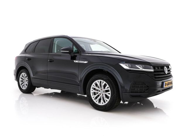 VW Touareg 3.0 TDI R-Line (INCL-BTW) Aut. *LEATHER