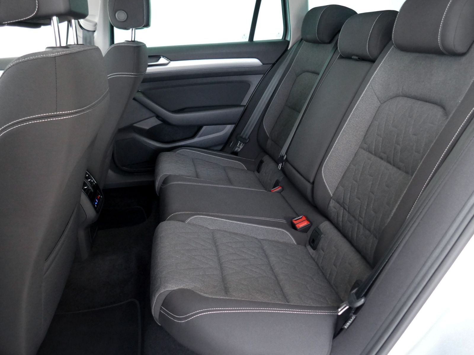 Fahrzeugabbildung Volkswagen Passat Variant Business 1.5 TSI DSG LED AHK RFK