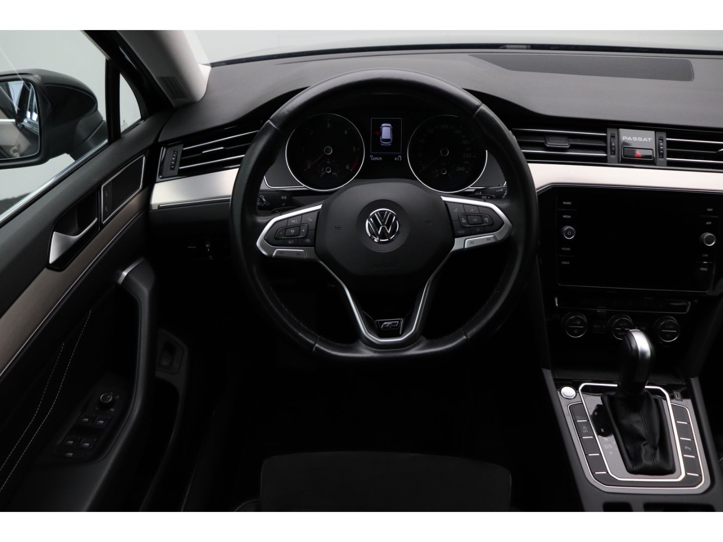 Fahrzeugabbildung Volkswagen Passat Variant 2.0 TDI DSG elegance R-LINE AHK