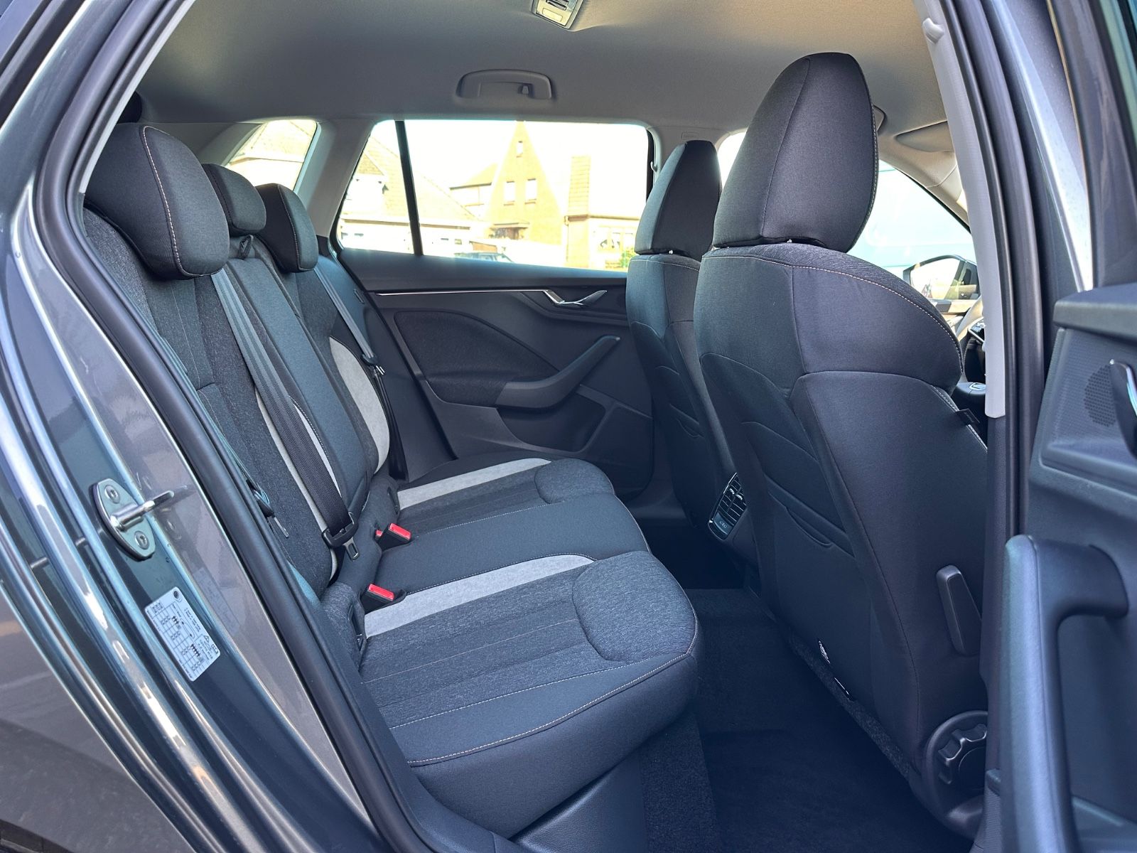 Fahrzeugabbildung SKODA Kamiq Selection 1.0 TSI DSG ACC/LED/PDC/eHeck