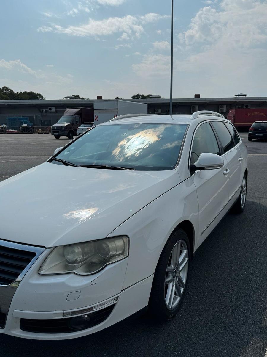 Volkswagen Passat 2010 — rear view