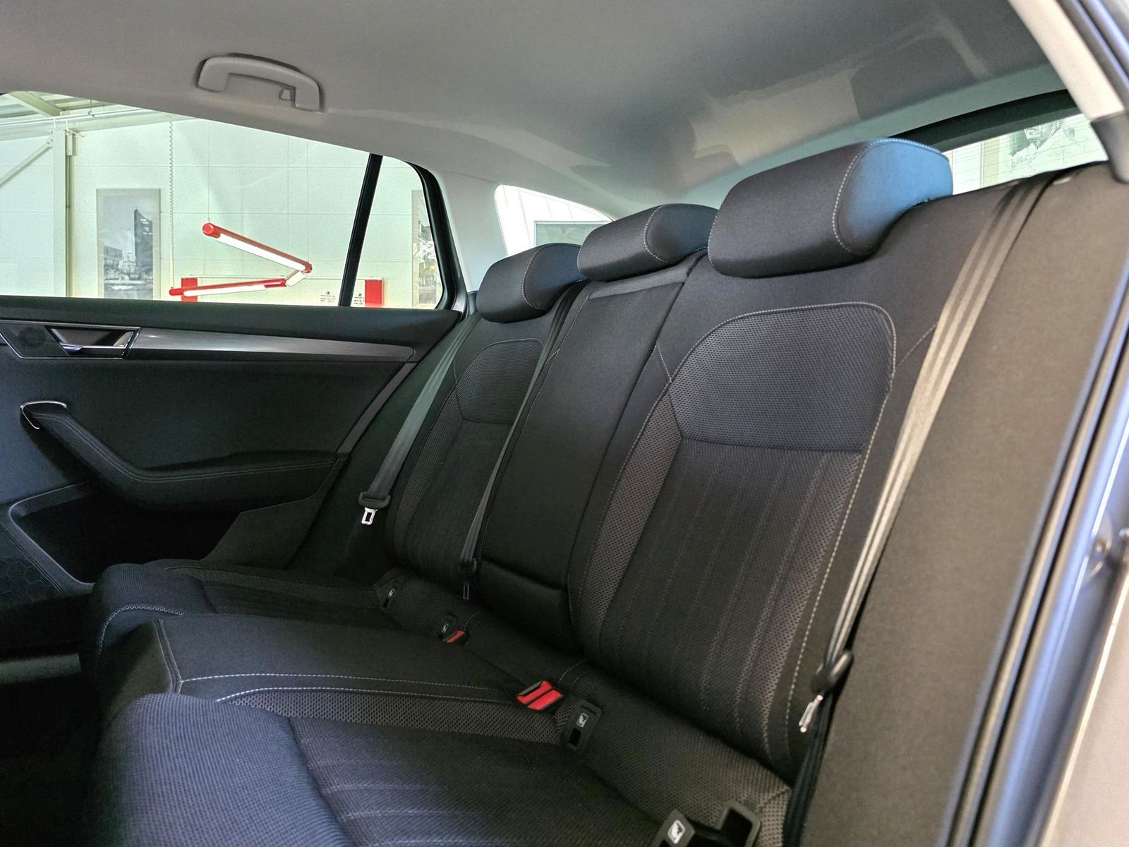 Fahrzeugabbildung SKODA Superb Combi 4x4/200 PS/Navi/LED/Keyless/Ahk