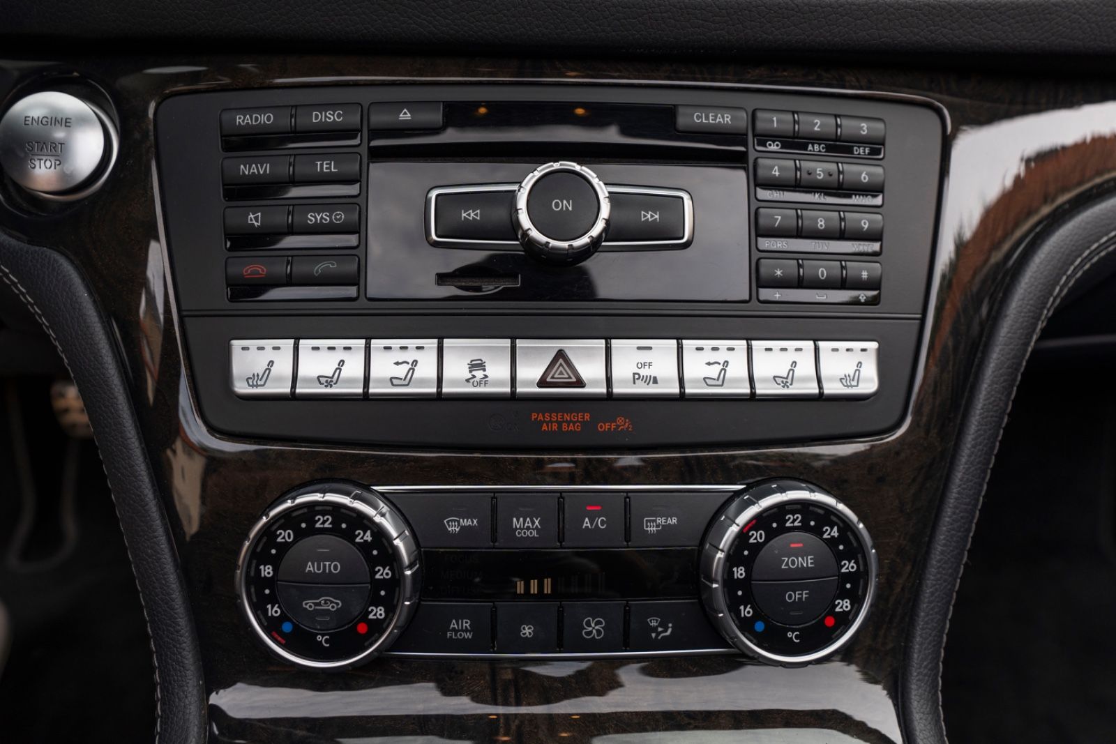 Fahrzeugabbildung Mercedes-Benz SL 400 Roadster H&K KAM NAV AMBIENT 19' RDK TOTW