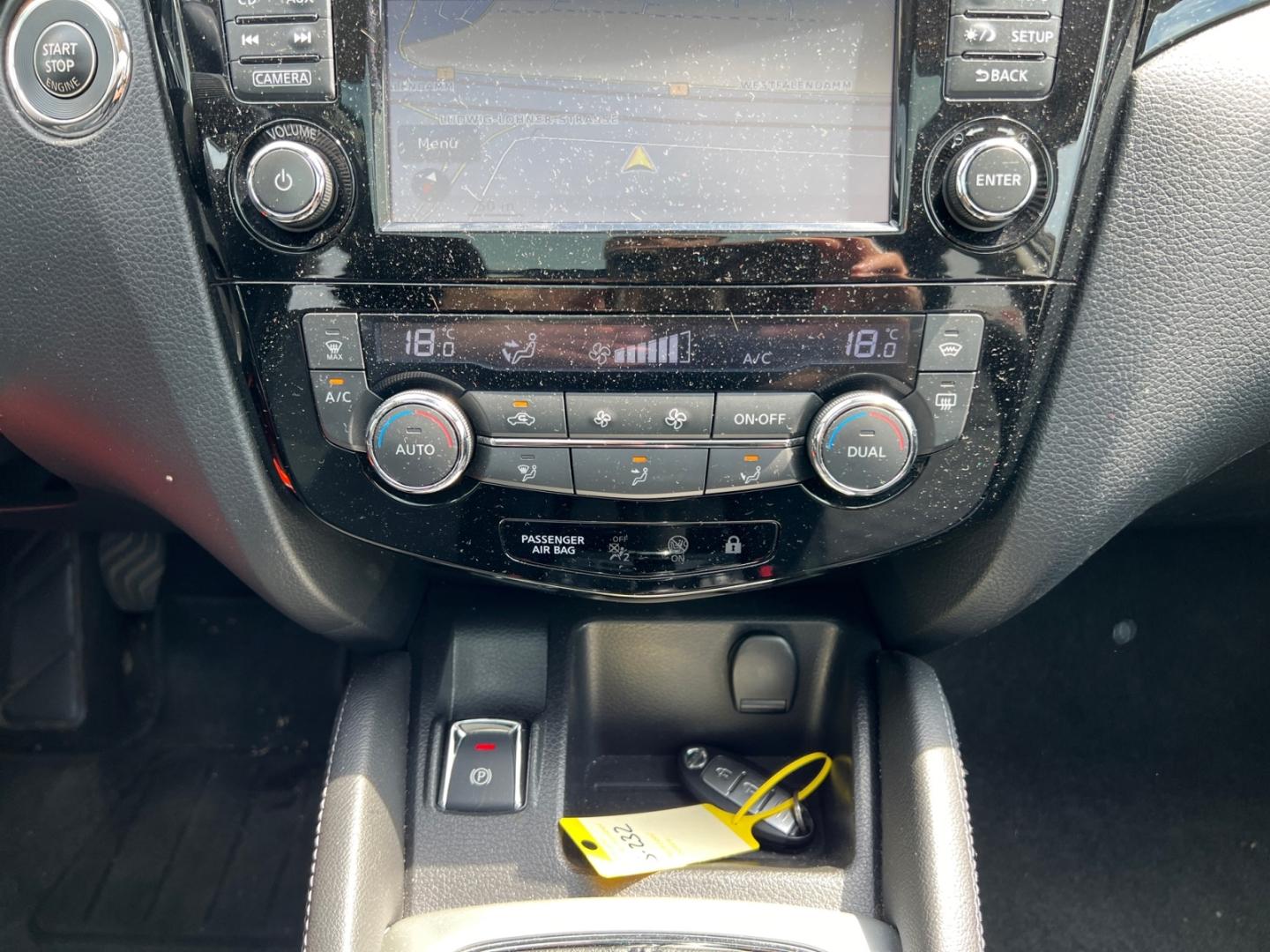 Nissan Qashqai 1.2 DIG-T N-Connecta *360°*NAVI*SHZ*PDC*
