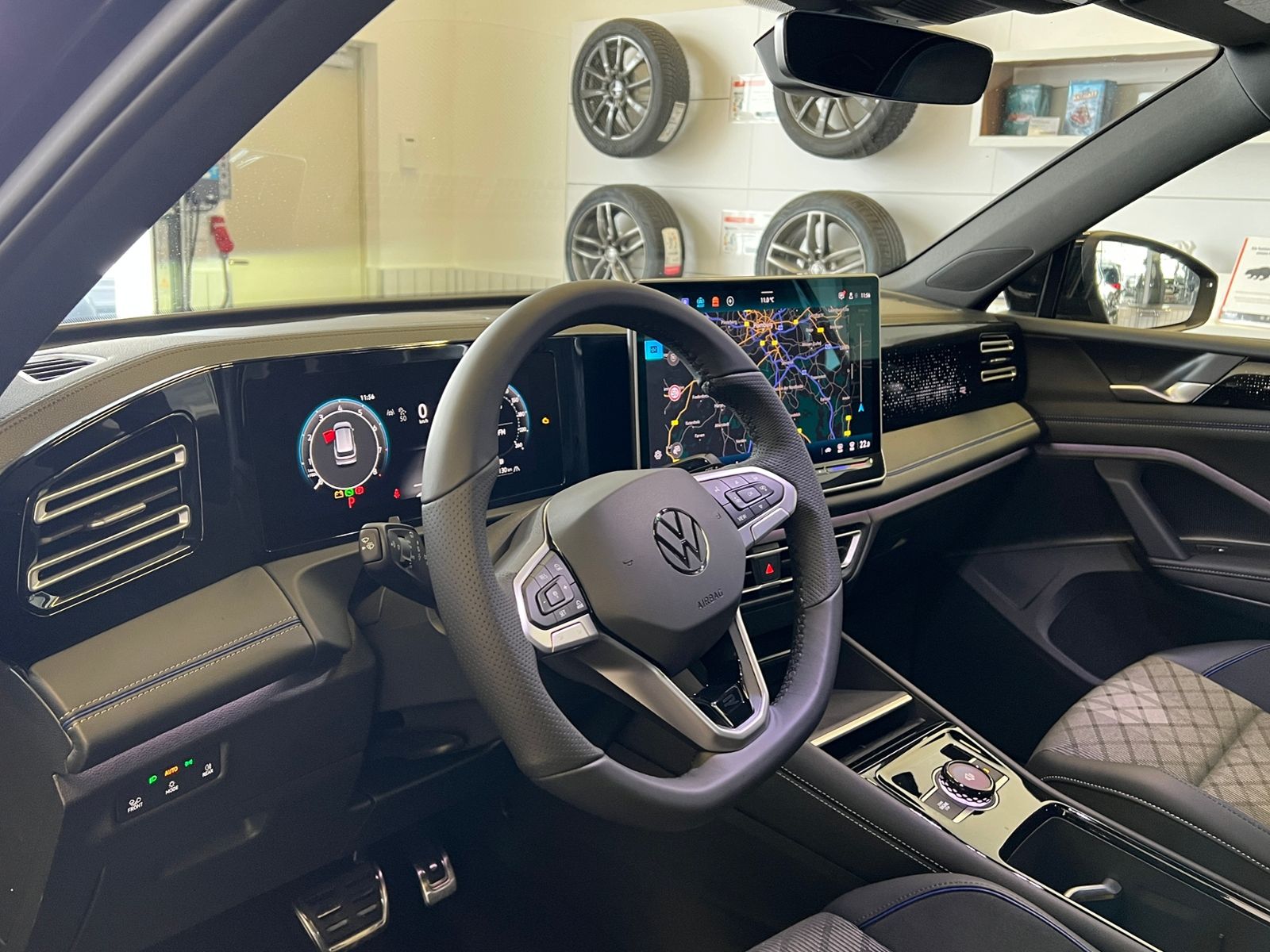 Fahrzeugabbildung Volkswagen Tiguan R-Line 1.5 eTSI DSG *AHK, IQ.Light, DCC,