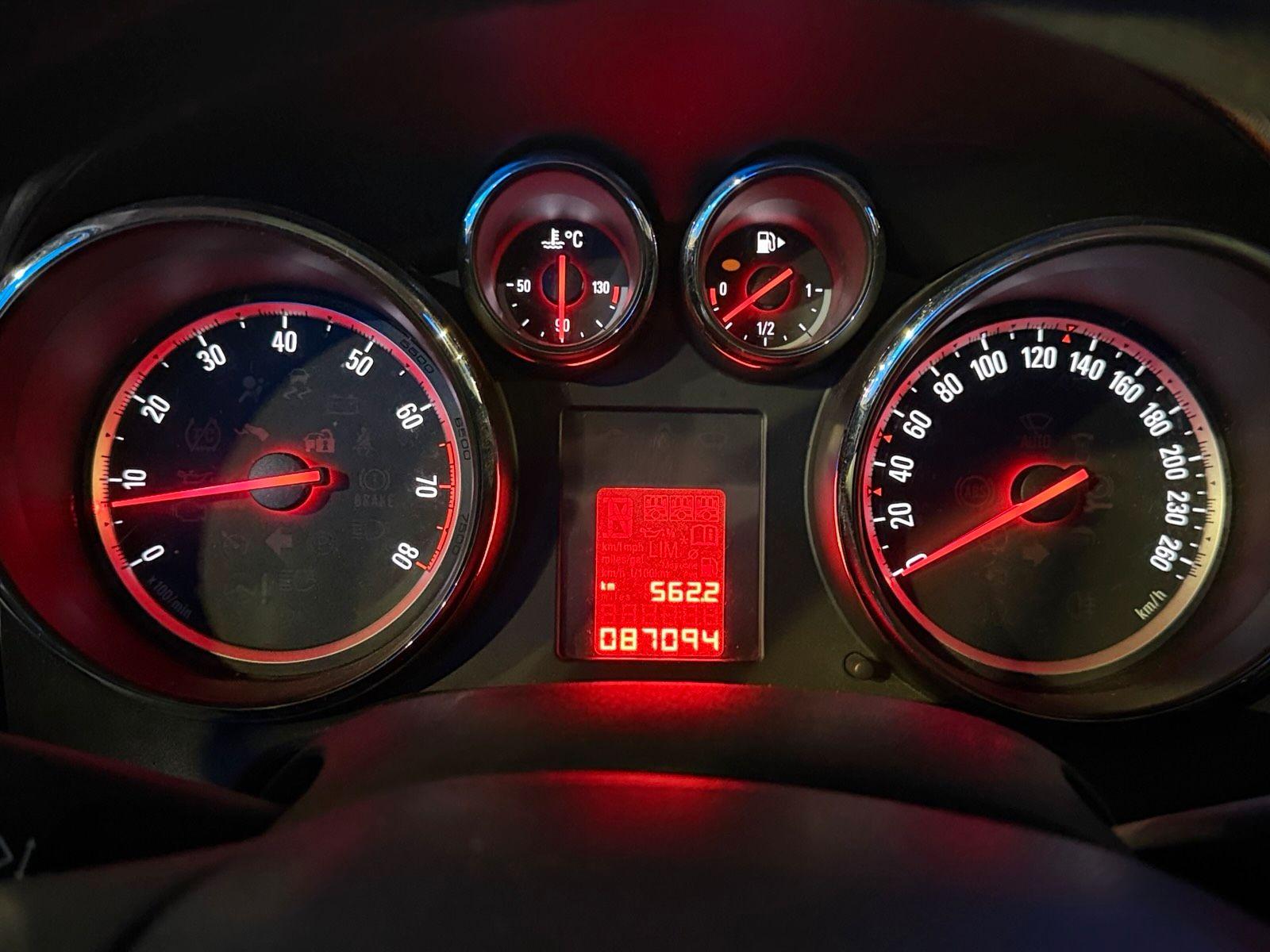 Opel Astra 2011 — photo 13
