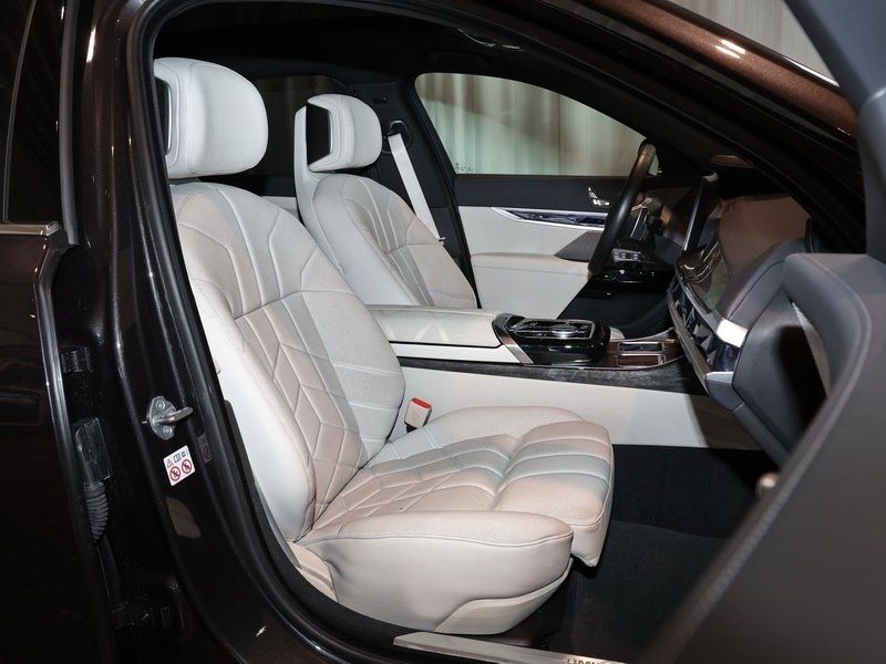 BMW 740d xDrive Design Pure Excellence DrivAssProf 3 foto 4