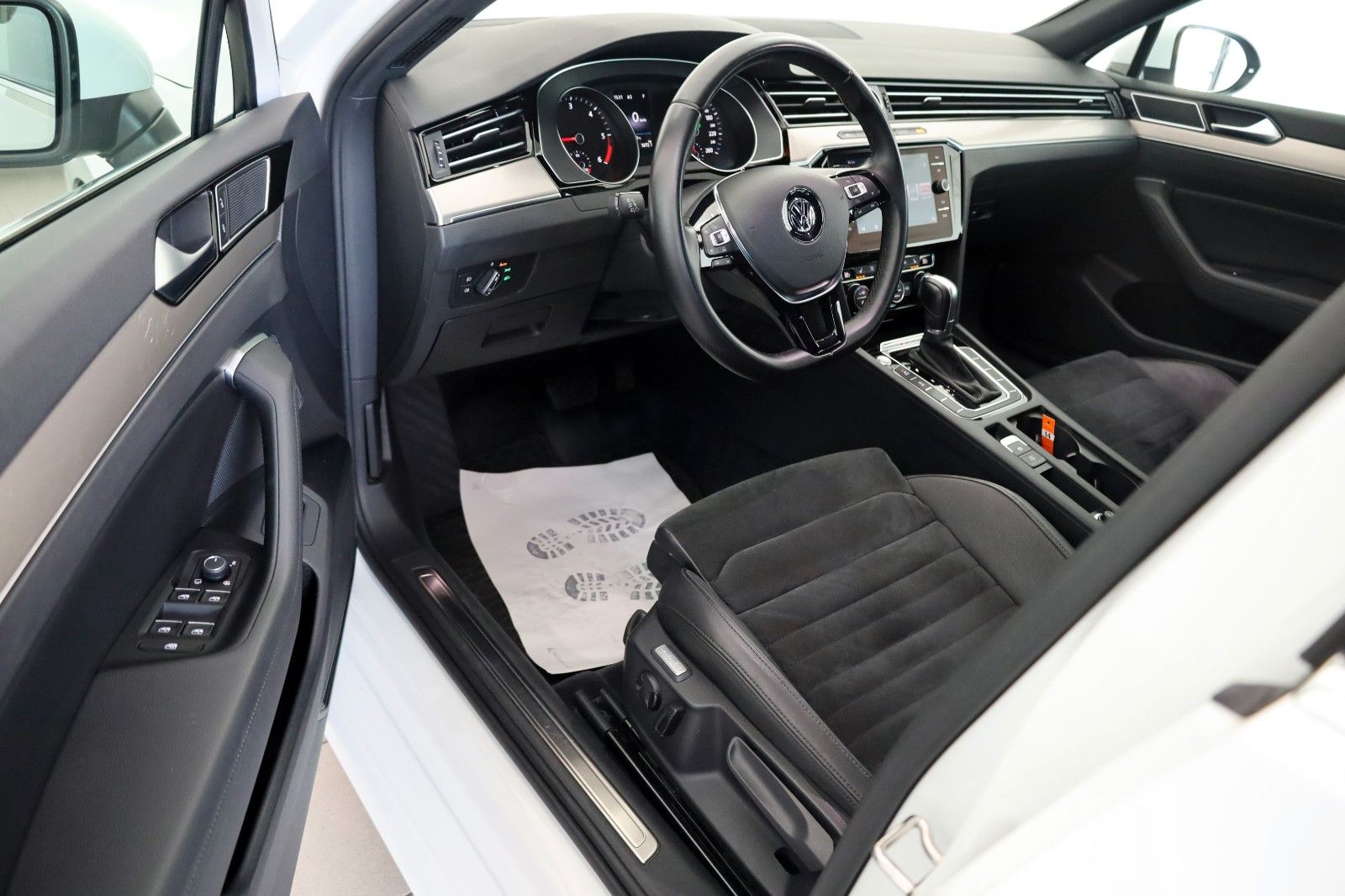 Fahrzeugabbildung Volkswagen Passat Variant R-line 4M,Navi,Kamera,ACC,AHK +WR